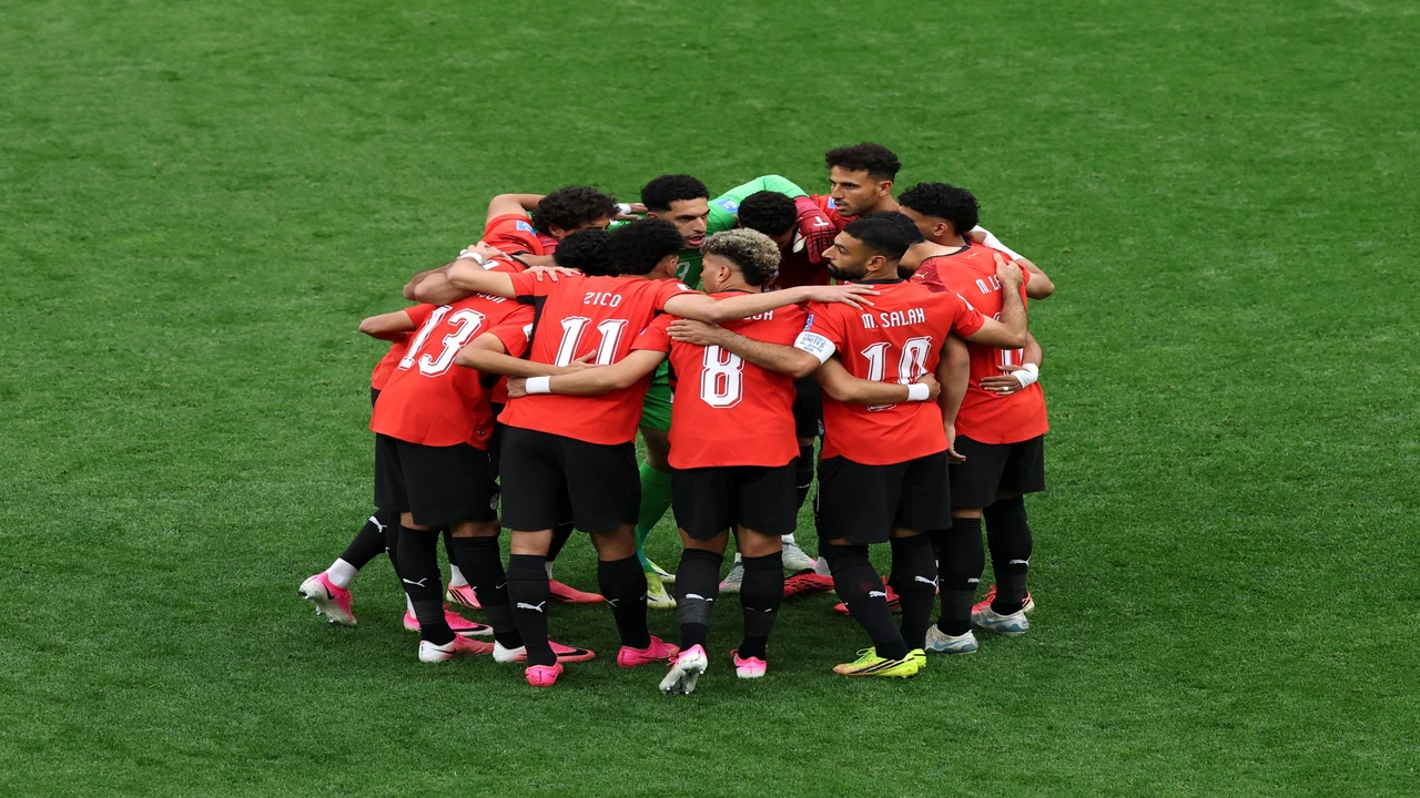 اتهامات يمينية تتصاعد ضد منتخب مصر بسبب قراءة “الفاتحة”